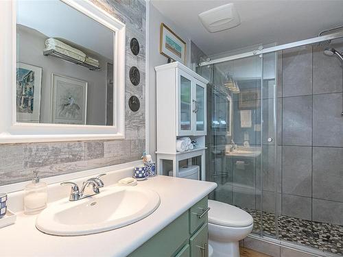 101-2427 Amherst Ave, Sidney, BC - Indoor Photo Showing Bathroom