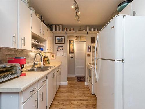 101-2427 Amherst Ave, Sidney, BC - Indoor Photo Showing Kitchen With Double Sink