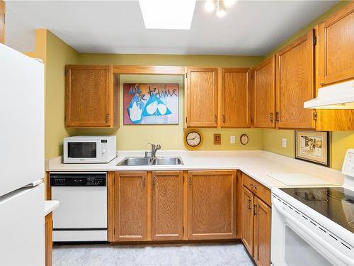 401-225 Cypress St, Nanaimo, BC - Indoor Photo Showing Kitchen With Double Sink