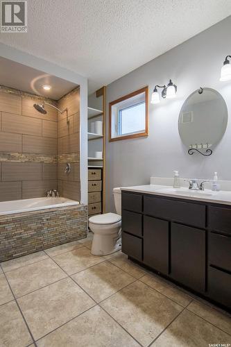 1429 G Avenue N, Saskatoon, SK - Indoor Photo Showing Bathroom