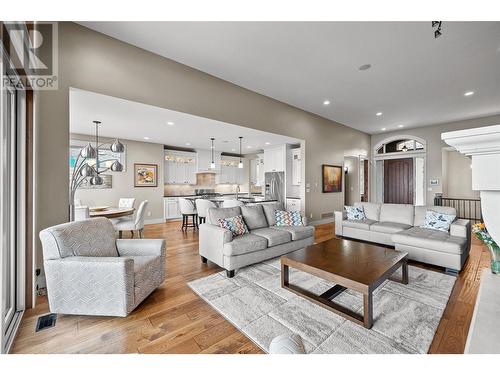 900 Lamont Lane, Kelowna, BC - Indoor Photo Showing Living Room