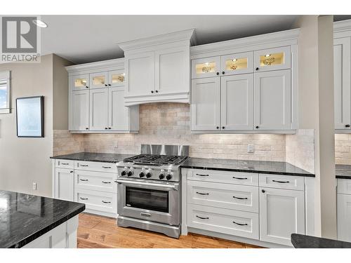 900 Lamont Lane, Kelowna, BC - Indoor Photo Showing Kitchen With Upgraded Kitchen
