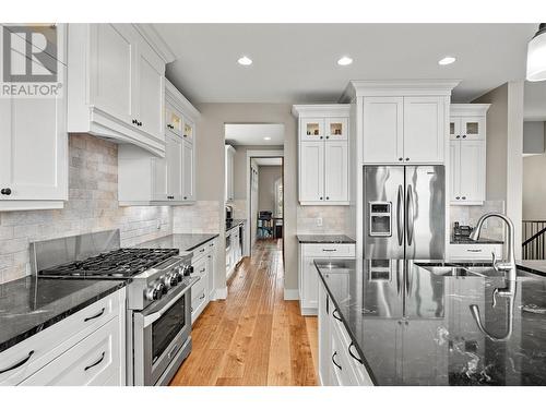 900 Lamont Lane, Kelowna, BC - Indoor Photo Showing Kitchen With Upgraded Kitchen