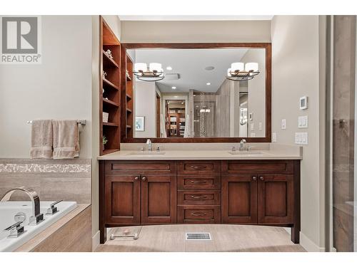 900 Lamont Lane, Kelowna, BC - Indoor Photo Showing Bathroom