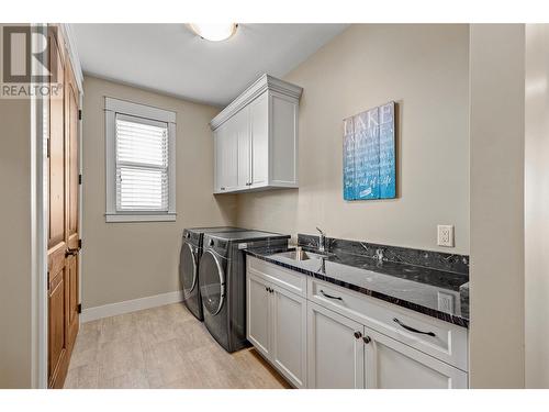 900 Lamont Lane, Kelowna, BC - Indoor Photo Showing Laundry Room