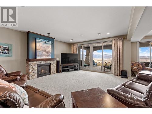 900 Lamont Lane, Kelowna, BC - Indoor Photo Showing Living Room With Fireplace