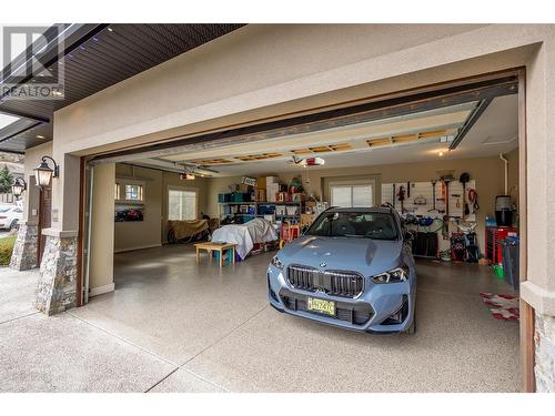 900 Lamont Lane, Kelowna, BC - Indoor Photo Showing Garage