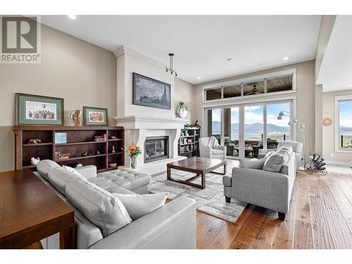 900 Lamont Lane, Kelowna, BC - Indoor Photo Showing Living Room With Fireplace