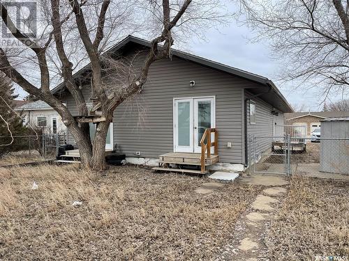 431 Vaughan Street W, Moose Jaw, SK - Indoor Photo Showing Kitchen With Double Sink