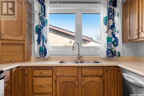 346 Anderson Crescent, Saskatoon, SK - Indoor Photo Showing Kitchen With Double Sink