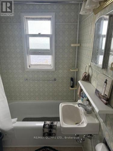 5083 Long Point Rd, Prince Edward County, ON - Indoor Photo Showing Bathroom