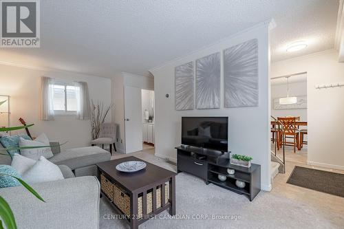 47 Constable Crt, London, ON - Indoor Photo Showing Living Room