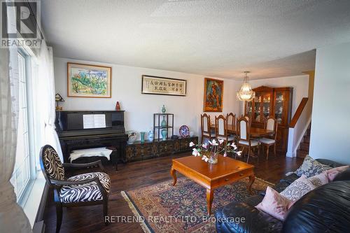 366 Jelly St S, Shelburne, ON - Indoor Photo Showing Living Room