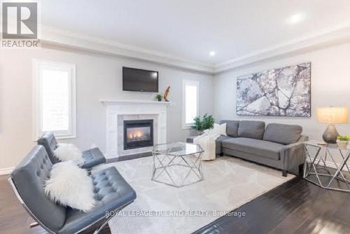 1428 Coronation Dr, London, ON - Indoor Photo Showing Living Room With Fireplace