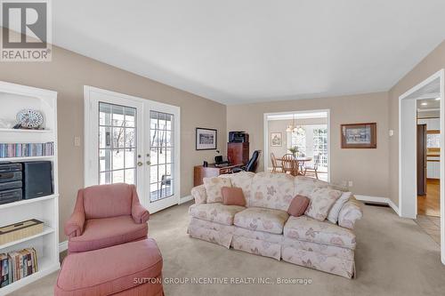 3510 20 Sdrd, Barrie, ON - Indoor Photo Showing Living Room