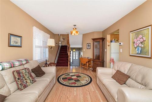 800 Paramount Drive|Unit #32, Stoney Creek, ON - Indoor Photo Showing Living Room