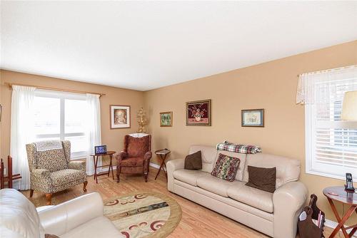 800 Paramount Drive|Unit #32, Stoney Creek, ON - Indoor Photo Showing Living Room
