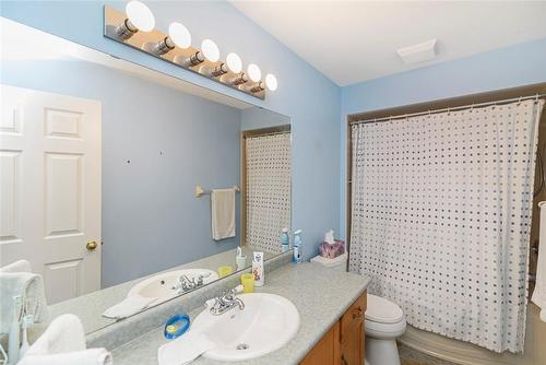 800 Paramount Drive|Unit #32, Stoney Creek, ON - Indoor Photo Showing Bathroom
