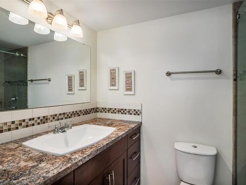 203-1056 Bernard Avenue, Kelowna, BC - Indoor Photo Showing Bathroom