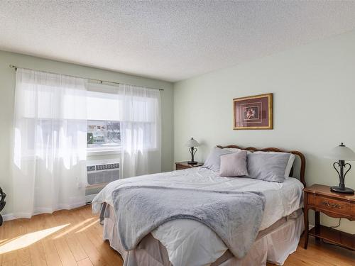 203-1056 Bernard Avenue, Kelowna, BC - Indoor Photo Showing Bedroom