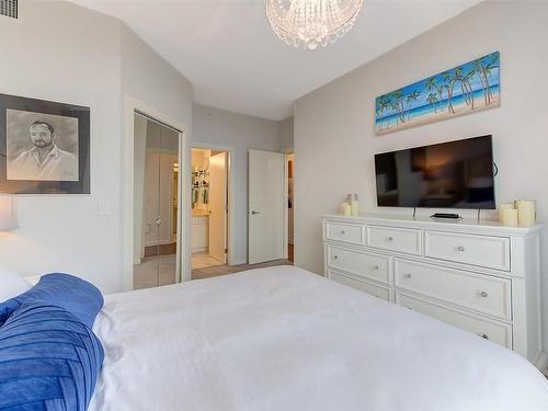 2403-1075 Sunset Drive, Kelowna, BC - Indoor Photo Showing Bedroom