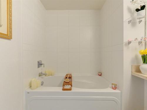 2403-1075 Sunset Drive, Kelowna, BC - Indoor Photo Showing Bathroom