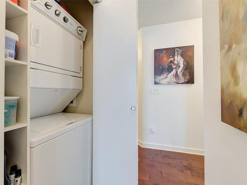 2403-1075 Sunset Drive, Kelowna, BC - Indoor Photo Showing Laundry Room