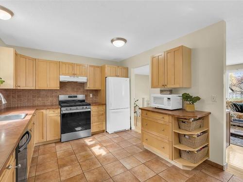 1463 Ponderosa Road, West Kelowna, BC - Indoor Photo Showing Kitchen