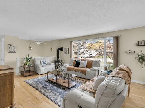 1463 Ponderosa Road, West Kelowna, BC - Indoor Photo Showing Living Room