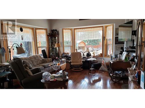 7478 Burgess Road, Deka Lake / Sulphurous / Hathaway Lakes, BC - Indoor Photo Showing Living Room
