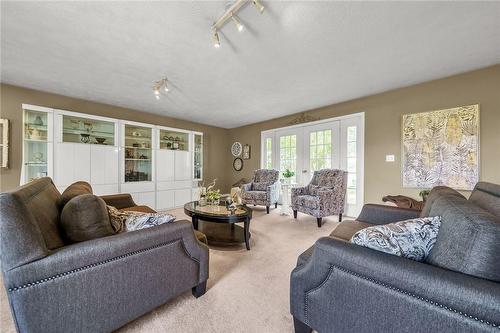 1042 River Road, Cayuga, ON - Indoor Photo Showing Living Room