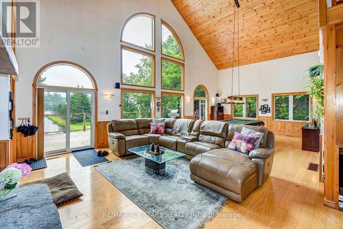 1013 Merrick Drive, Bracebridge, ON - Indoor Photo Showing Living Room