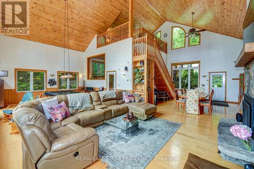 1013 Merrick Drive, Bracebridge, ON - Indoor Photo Showing Living Room