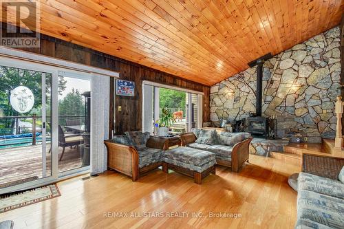 1013 Merrick Drive, Bracebridge, ON - Indoor Photo Showing Living Room