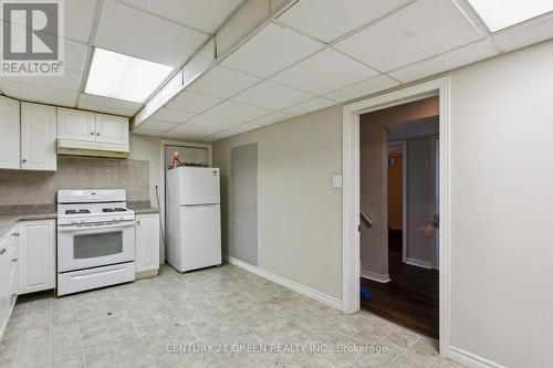 35 Kettlepoint Dr, Hamilton, ON - Indoor Photo Showing Kitchen