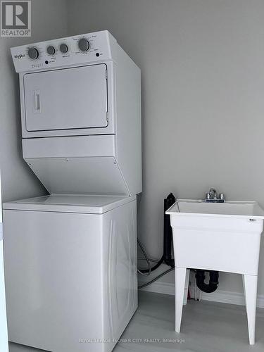 1438 Almonte Dr, Burlington, ON - Indoor Photo Showing Laundry Room