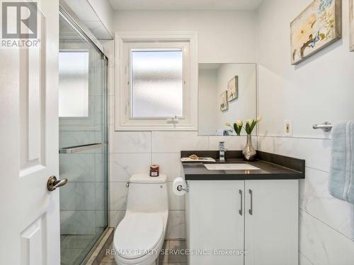 5 New Forest Sq N, Toronto, ON - Indoor Photo Showing Bathroom