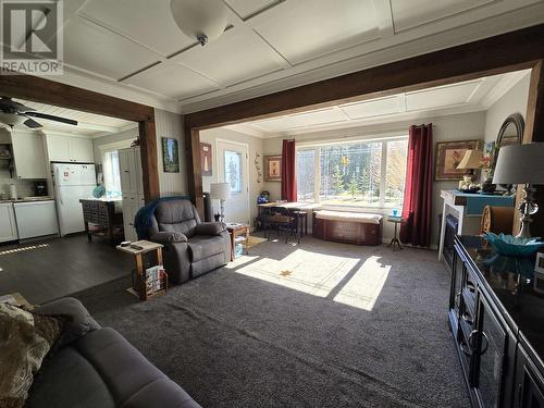 819 Bridge Road, Mcbride - Town, BC - Indoor Photo Showing Living Room