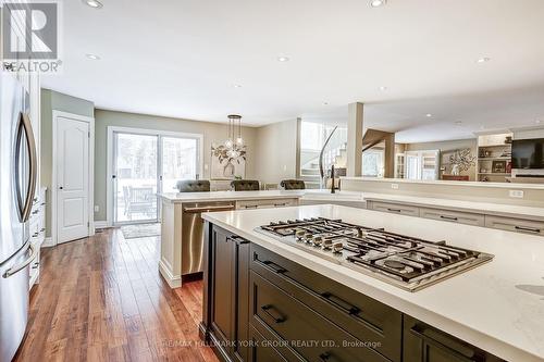 7 Falling Leaf Court, Aurora, ON - Indoor Photo Showing Kitchen With Upgraded Kitchen