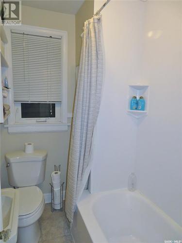 524 & 526 4Th Avenue N, Saskatoon, SK - Indoor Photo Showing Bathroom