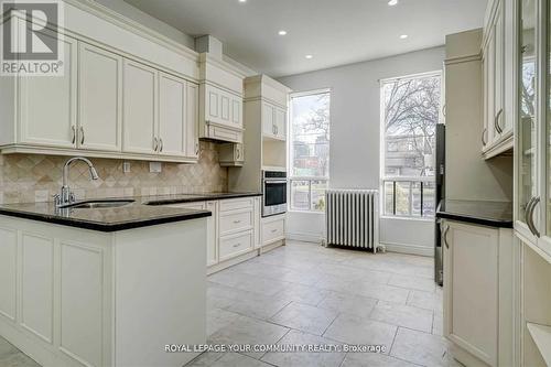 #106 -180 Sherbourne St, Toronto, ON - Indoor Photo Showing Kitchen With Upgraded Kitchen