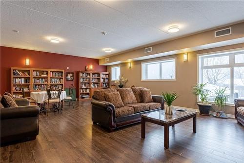 4644 Pettit Avenue|Unit #323, Niagara Falls, ON - Indoor Photo Showing Living Room