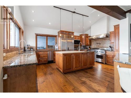 5142 Robinson Place, Peachland, BC - Indoor Photo Showing Kitchen With Upgraded Kitchen