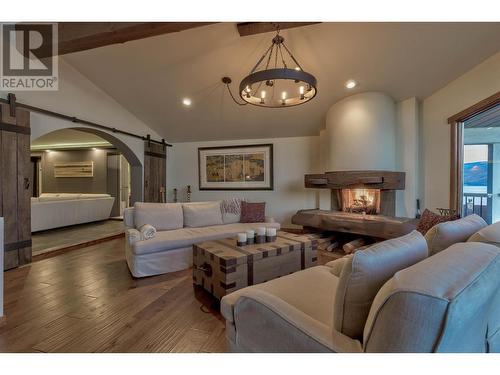 5142 Robinson Place, Peachland, BC - Indoor Photo Showing Living Room With Fireplace