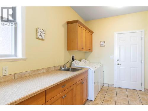 755 South Crest Drive, Kelowna, BC - Indoor Photo Showing Laundry Room
