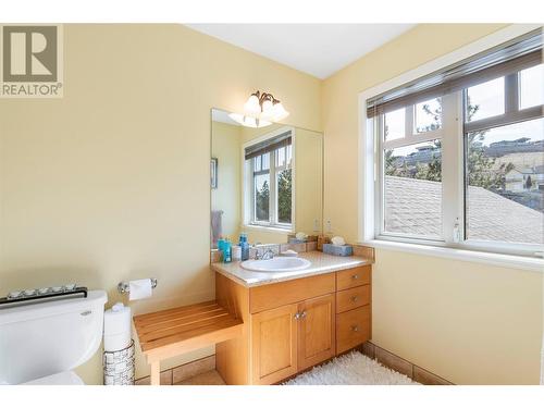 755 South Crest Drive, Kelowna, BC - Indoor Photo Showing Bathroom