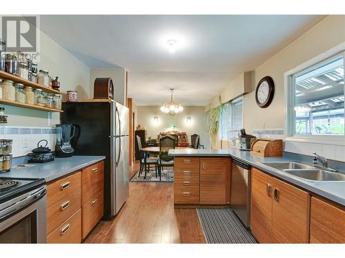 338 Clifton Road, Kelowna, BC - Indoor Photo Showing Kitchen With Double Sink