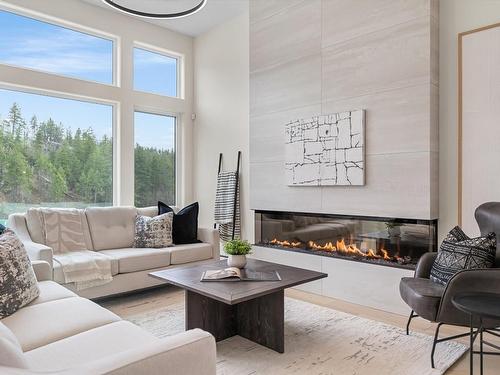 3462 Hilltown, Kelowna, BC - Indoor Photo Showing Living Room With Fireplace