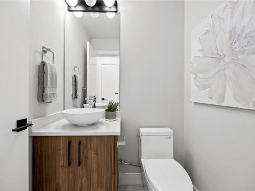 3-824 Glenwood Avenue, Kelowna, BC - Indoor Photo Showing Bathroom