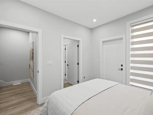 3-824 Glenwood Avenue, Kelowna, BC - Indoor Photo Showing Bedroom